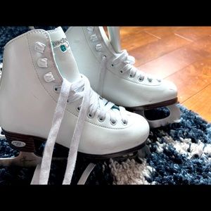 Ice skates girl size 1.
